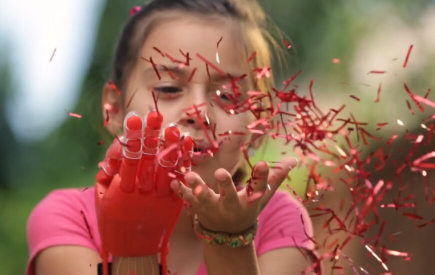 niña soplando confetti