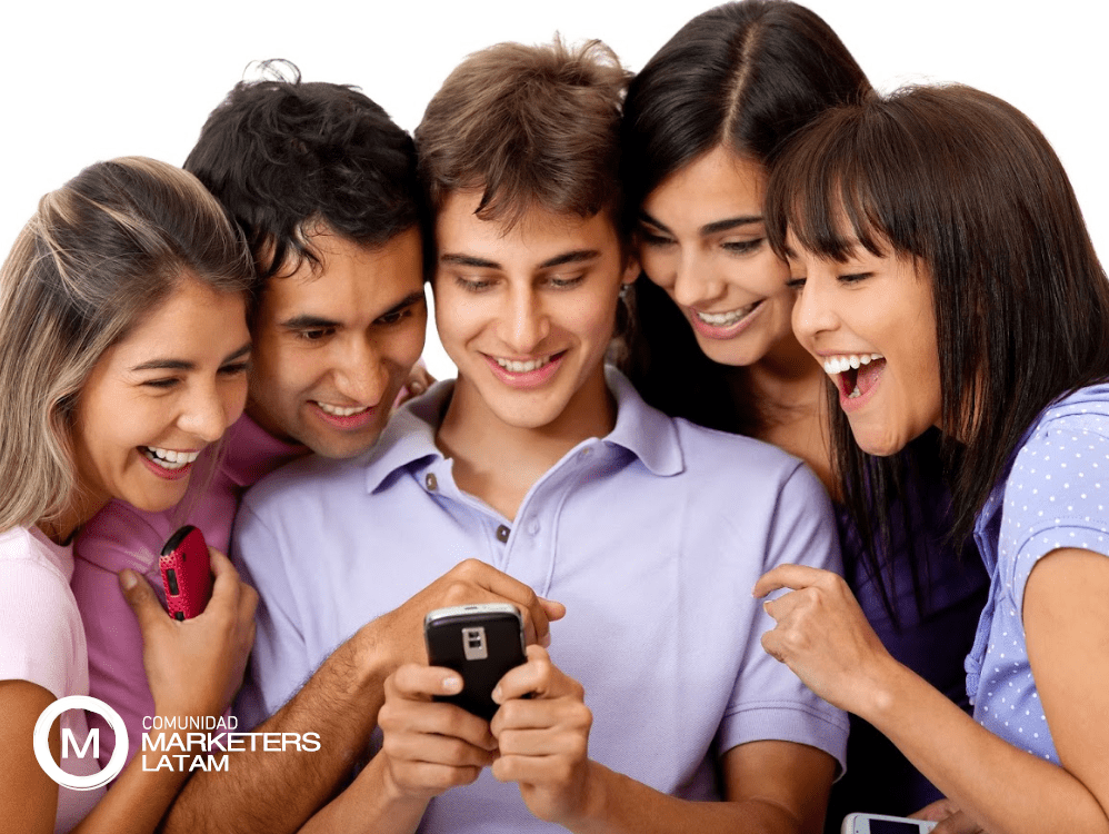 Grupo de jóvenes al rededor de un celular